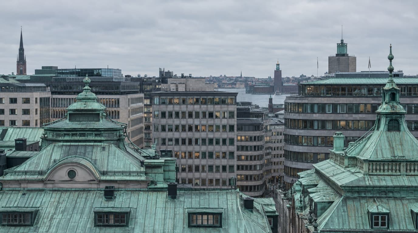 Stockholms kontorskvarter sedda från ett tak, med ärgade koppartak i förgrunden.