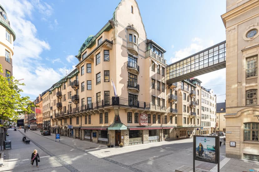 Beautiful office on the reception level facing Nybrogatan.