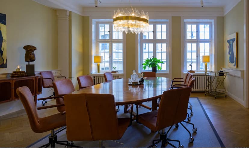 Beautiful office with a bay window overlooking Nybrogatan